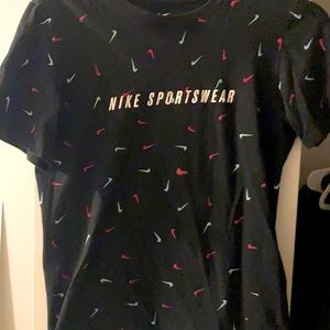 Nike logo size small unisex